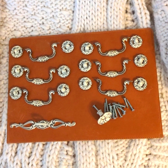 Vintage dresser hardware - Picture 1 of 1